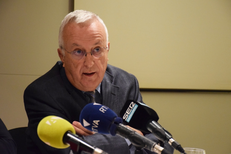 El president de la Cambra de Comerç, Miquel Armengol, durant la roda de premsa posterior a la signatura del conveni amb el Govern.