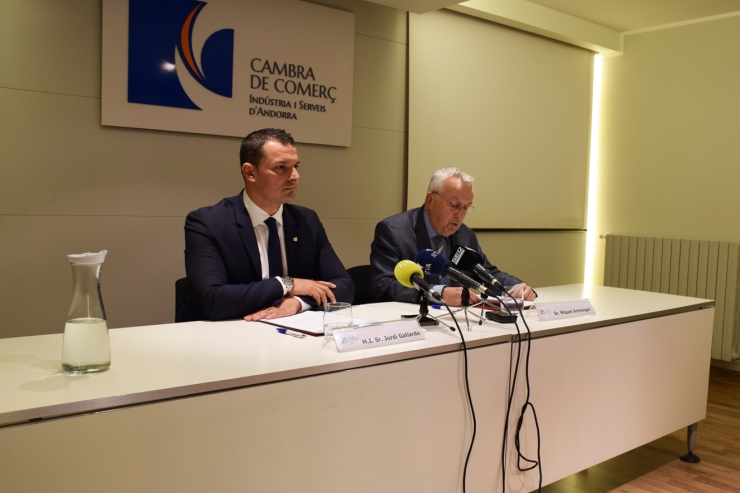 El ministre de Presidència, Economia i Empresa, Jordi Gallardo, i el president de la Cambra de Comerç, Miquel Armengol, moments posteriors a la signatura del conveni.