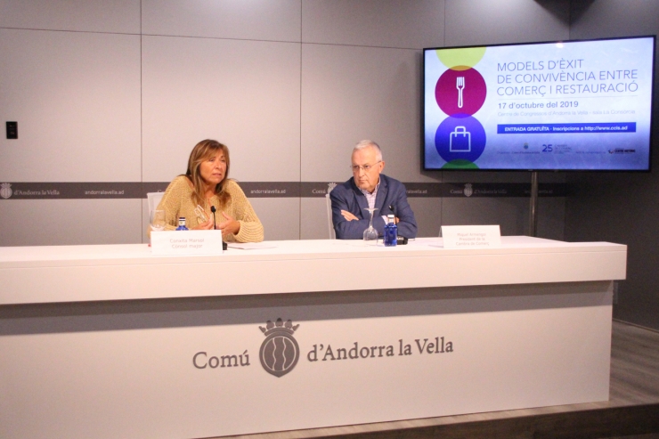 La cònsol major d'Andorra la Vella, Conxita Marsol, i el president de la Cambra de Comerç, Miquel Armengol, durant la presentació de la jornada.