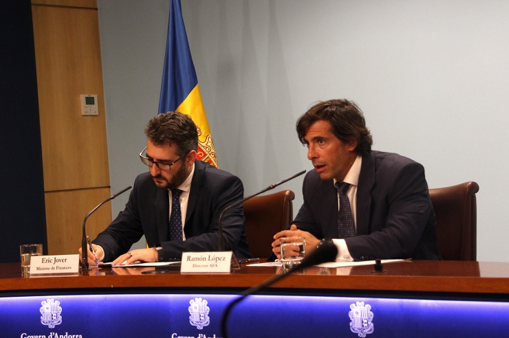 El director general de l'Autoritat Financera Andorrana, Ramon López, i el ministre de Finances, Eric Jover, presenten les mesures preses.