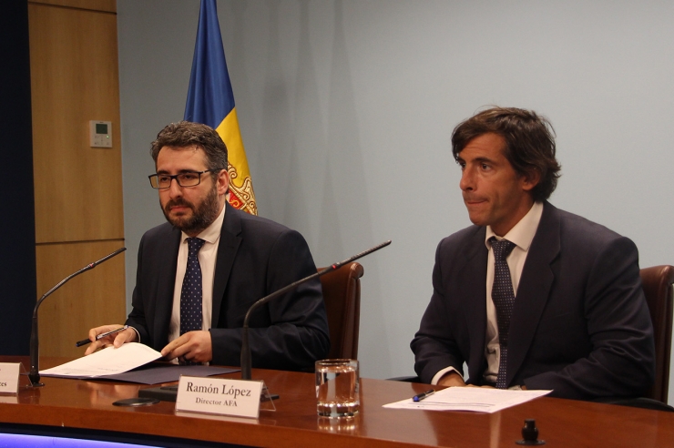El director general de l'Autoritat Financera Andorrana, Ramon López, i el  ministre de Finances, Eric Jover, presenten les mesures preses.