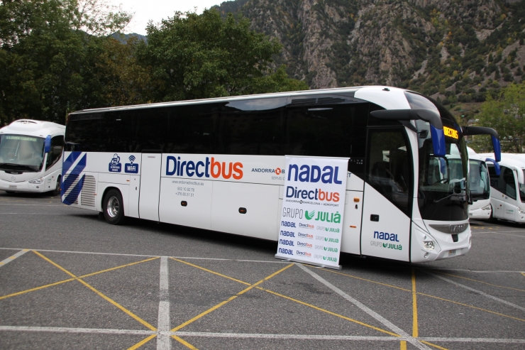 Un dels autobusos que viatja a Barcelona amb els pacients que han de rebre tractament oncològic.