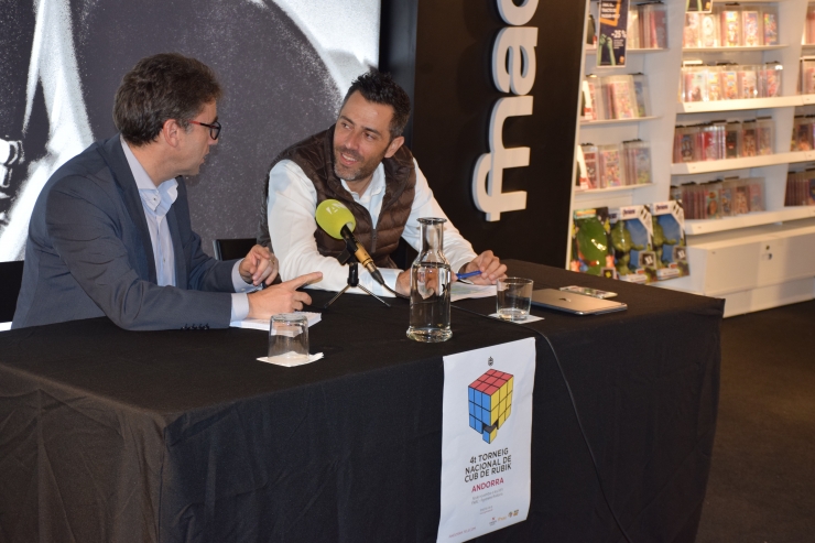 El director de Màrqueting de Pyrénées, Ronald Cabrera i el portaveu d’Andorra Telecom, Carles Casadevall.