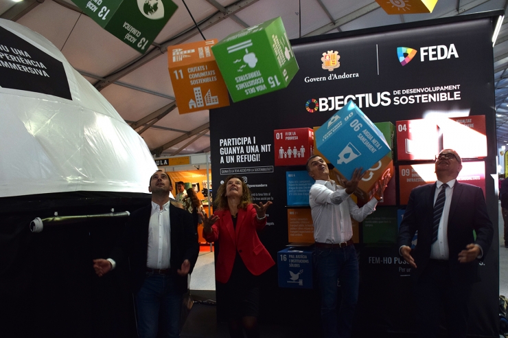 La ministra de Medi Ambient, Agricultura i Sostenibilitat, Sílvia Calvó; el director general de FEDA, Albert Moles; el secretari d'Estat de Medi Ambient, Agricultura i Sostenibilitat, Marc Rossell, i el director l’Oficina de l’Energia i el Canvi Climàtic, Carles Miquel, a l'estand que comparteixen FEDA i el Govern.