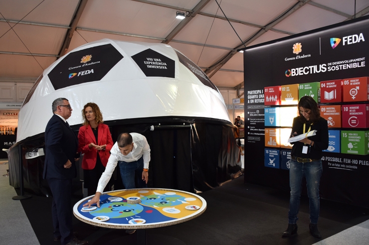 La ministra de Medi Ambient, Agricultura i Sostenibilitat, Sílvia Calvó;  el director general de FEDA, Albert Moles, i el secretari d'Estat de  Medi Ambient, Agricultura i Sostenibilitat, Marc Rossell, a l'estand de la Fira d'Andorra la Vella.