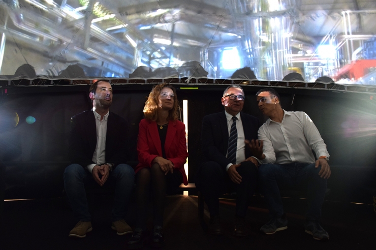 La ministra de Medi Ambient, Agricultura i Sostenibilitat, Sílvia Calvó;  el director general de FEDA, Albert Moles; el secretari d'Estat de  Medi Ambient, Agricultura i Sostenibilitat, Marc Rossell, i el director  l’Oficina de l’Energia i el Canvi Climàtic, Carles Miquel, mirant l'audiovisual que es pot veure a l'estand.