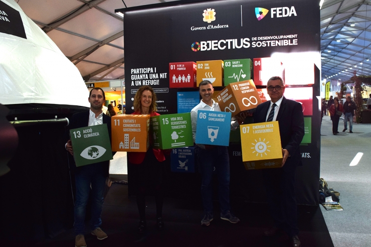 La ministra de Medi Ambient, Agricultura i Sostenibilitat, Sílvia Calvó;  el director general de FEDA, Albert Moles; el secretari d'Estat de  Medi Ambient, Agricultura i Sostenibilitat, Marc Rossell, i el director  l’Oficina de l’Energia i el Canvi Climàtic, Carles Miquel, a l'estand  que comparteixen FEDA i el Govern.