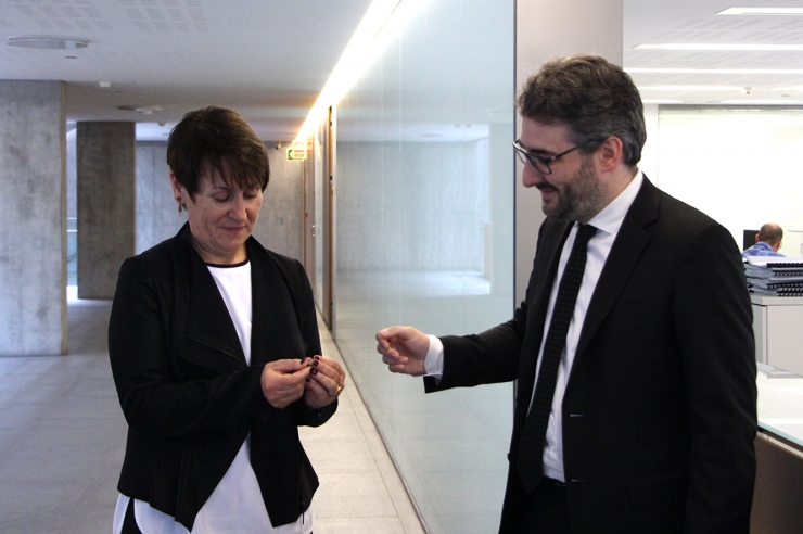 El ministre de Finances, Eric Jover, lliurant el projecte de llei de pressupost 2020 a la síndica general, Roser Suñé.