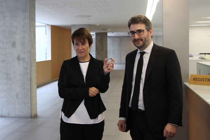 El ministre de Finances, Eric Jover, lliurant el projecte de llei de pressupost 2020 a la síndica general, Roser Suñé, aquest dijous al matí.