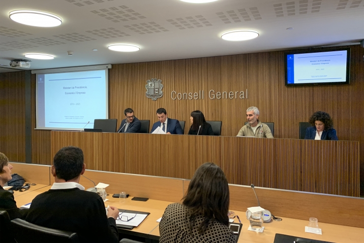 La taula presidencial de la comissió d'Economia amb el ministre de Presidència, Economia i Empresa, Jordi Gallardo.