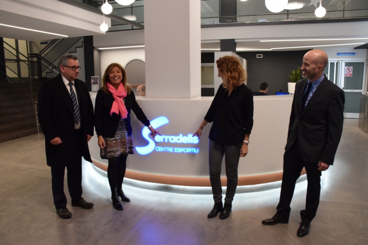 Foto de grup amb autoritats al centre esportiu dels Serradells.