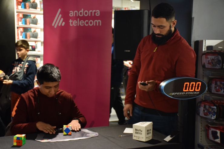 Un dels participants a la competició del Cub de Rubik.