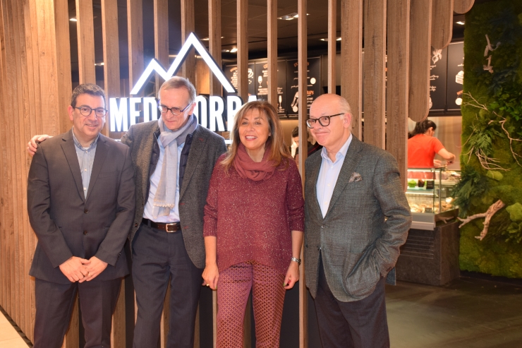 A la dreta, Patrick Perez, president de Pyrénées, seguit de Conxita Marsol, cònsol major d'Andorra la Vella, Ramón Oliva, nou conseller delegat de Pyrénées, i Miquel Canturri, cònsol menor d'Andorra la Vella.