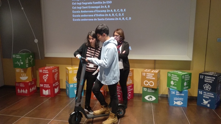 Mark Aldrhei rep el patinet elèctric.