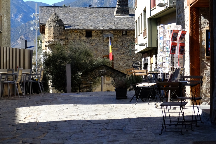 La voluntat és que les terrasses del Centre Històric d'Andorra la Vella llueixin una nova imatge aquest estiu.