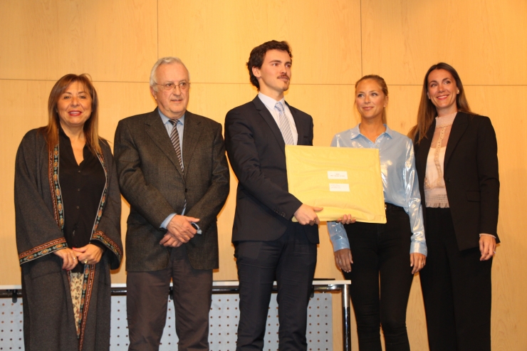 Guanyadors de la 22a edició del Concurs d’Aparadors de Nadal, acompanyats de la cònsol major d'Andorra la Vella, Conxita Marsol, i el president de la Cambra de Comerç, Miquel Armengol.