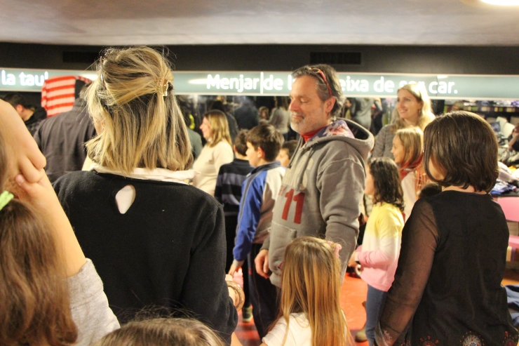 Pares amb els seus fills en un espectacle musical.