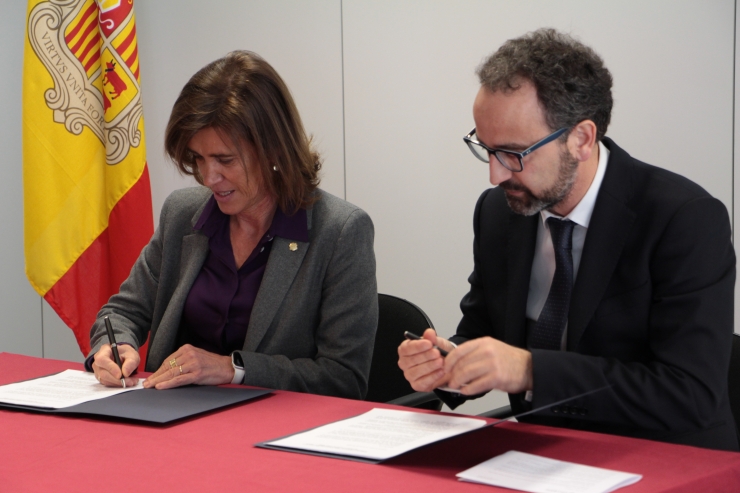 La ministra d’Educació i Ensenyament Superior, Ester Vilarrubla, i el director general de negoci de Vall Banc, Gerard Albà, signen el conveni.