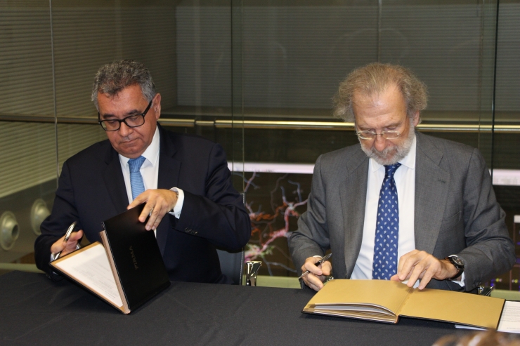 Moment de la signatura de l'acord.