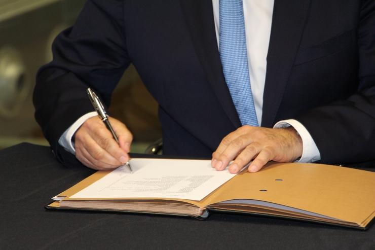 Signatura del conveni.