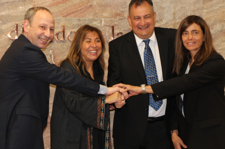 Foto de grup després de signar el pacte.