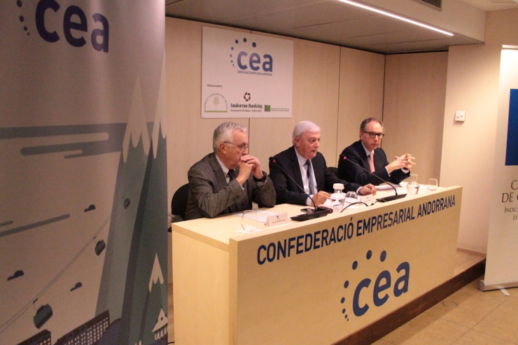 Els representants de la CEA, l'EFA i la Cambra, Gerard Cadena, Francesc Mora i Miquel Armengol, durant la roda de premsa.
