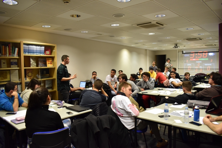 Un alumne explica una presentació.