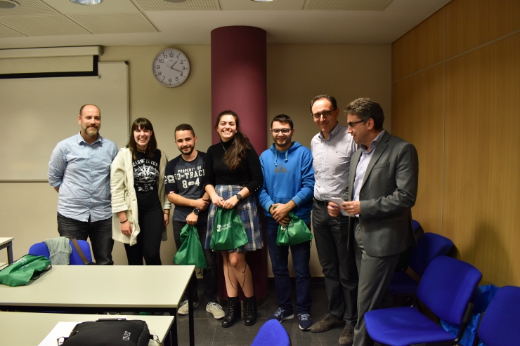 Foto de grup amb els guanyadors del concurs i els organitzadors.