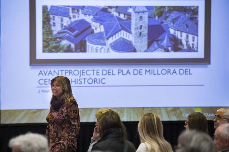 La cònsol major d'Andorra la Vella, Conxita Marsol, durant la reunió celebrada amb els veïns.