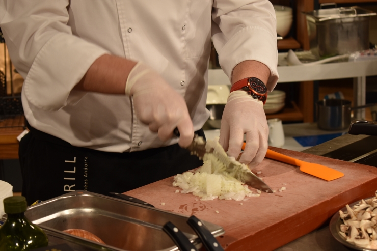 Moment de preparació d'un risotto.