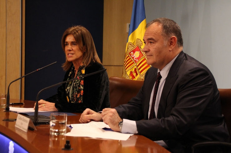 La ministra d’Educació i Ensenyament Superior, Ester Vilarrubla, acompanyada del CEO de Planeta Formació i Universitats, Carlos Giménez.