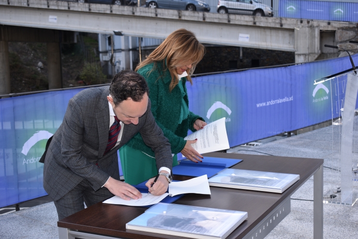 Xavier Espot i Conxita Marsol signen el protocol.
