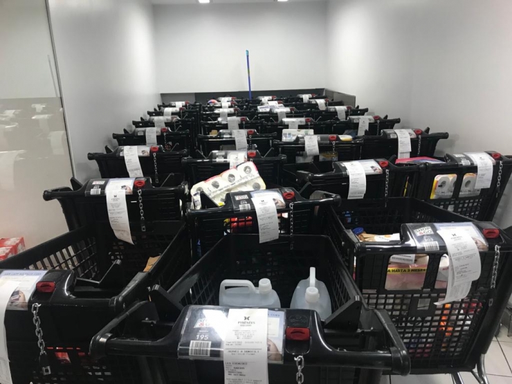 Comandes en línia preparades per entregar.