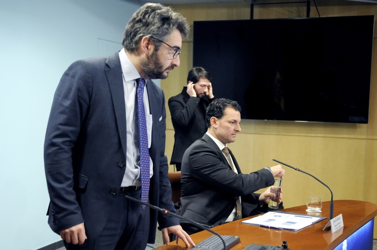 El ministre portaveu, Eric Jover, de peu moments abans de la roda de premsa; i el ministre de Presidència, Economia i Empresa, Jordi Gallardo.