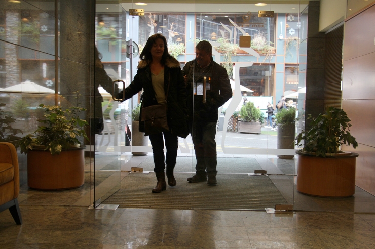 Dos turistes entren en un hotel.