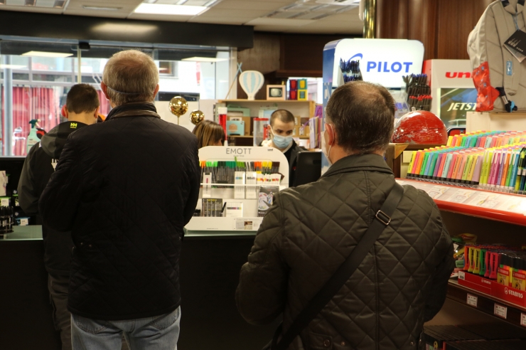 Una papereria, aquest dilluns al matí.