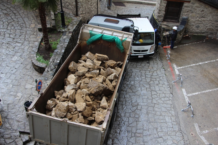 Treballs en una obra que es va aturar al mes de març.