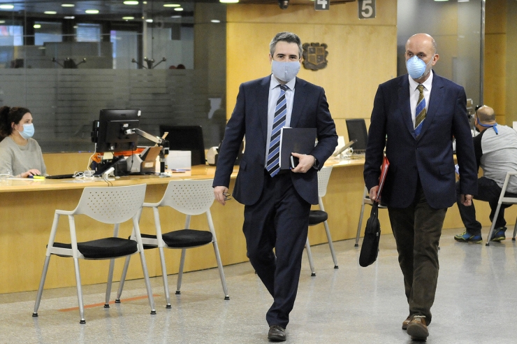 Els ministres portaveu i de Salut, Eric Jover i Joan Martínez Benazet, es dirigeixen a la sala de premsa del Govern per oferir la roda de premsa.