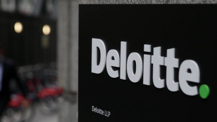 Una imatge de la façana d'un edifici de Deloitte.