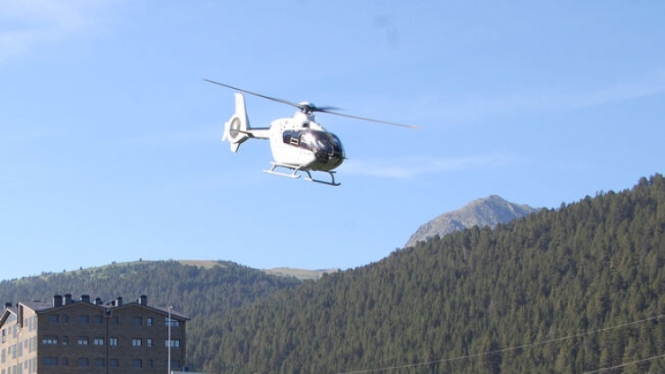 Un helicòpter com el que s'ha utilitzat per retirar les torres.