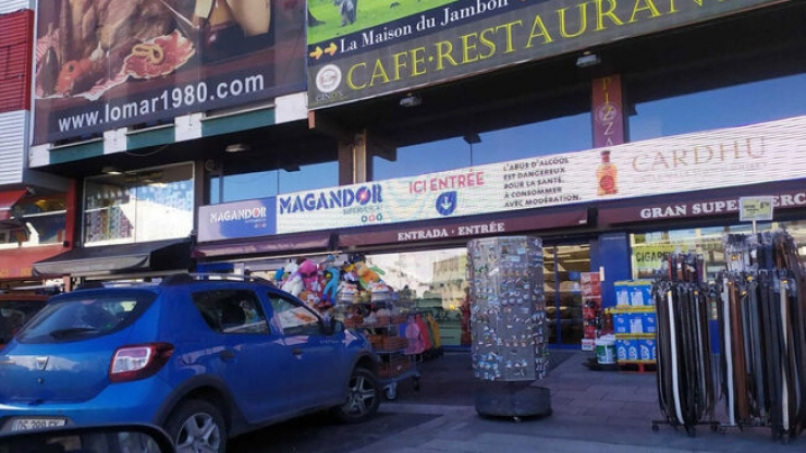 Botigues del Pas de la Casa amb productes a les voreres.