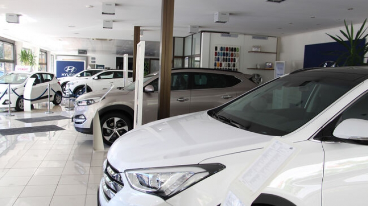 Vehicles exposats en un concessionari.