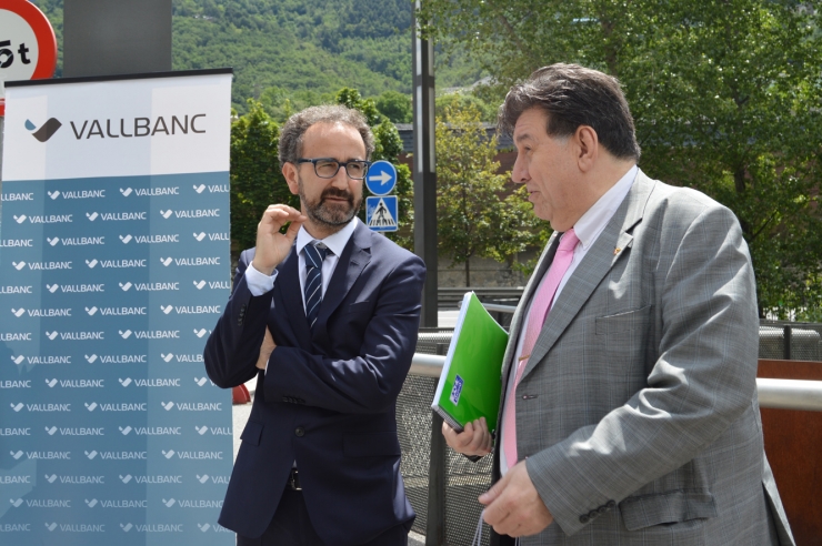 El director general de negoci de Vall Banc, Gerard Albà, amb el president d'Assandca, Josep Saravia.