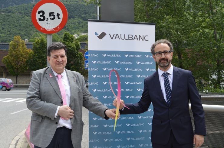 El director general de negoci de Vall Banc, Gerard Albà, amb el president d'Assandca, Josep Saravia.