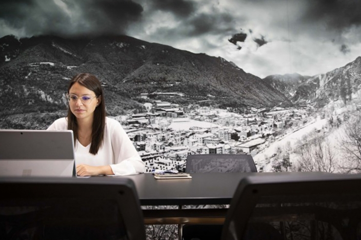 La consellera de Desenvolupament Estratègic i Comercial i de Projectes Participatius del comú d'Andorra la Vella, Meritxell López, durant la formació.