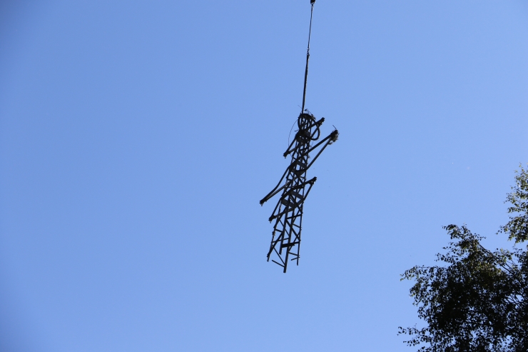Una de les parts de la torre enretirada.
