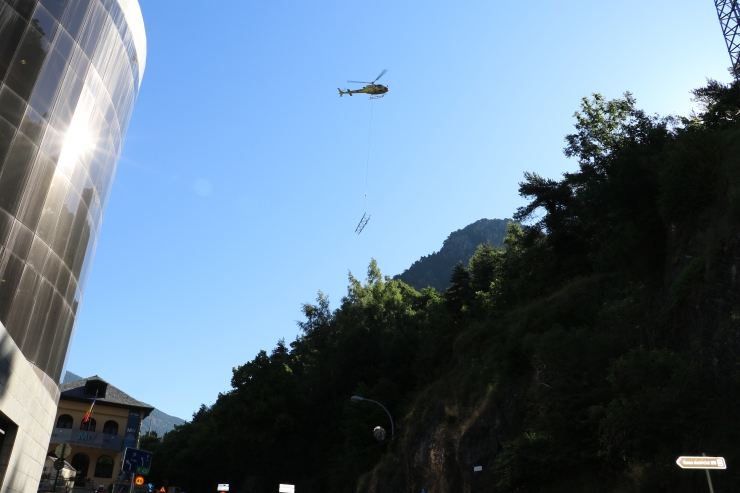 L'helicòpter davant l'edifici de FEDA retira una de les torres de mitja tensió.