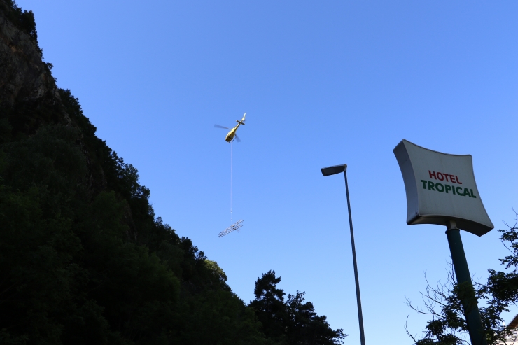 L'helicòpter ha retirat dues torres prop de l'edifici de FEDA.