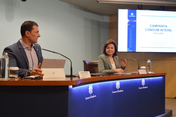 El ministre de Presidència, Economia i Empresa, Jordi Gallardo, i la de Turisme, Verònica Canals, durant la presentació de la campanya.