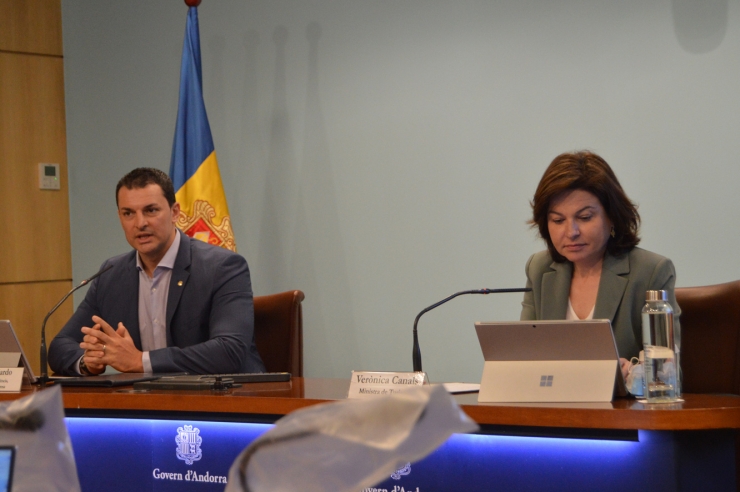 El ministre de Presidència, Economia i Empresa, Jordi Gallardo, i la de  Turisme, Verònica Canals, durant la presentació de la campanya.